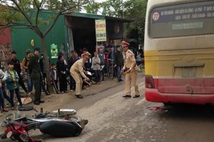 Clip đôi nam nữ thoát chết hi hữu dưới gầm xe buýt