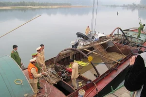 Đường dây khai thác cát trái phép 'siêu khủng' tại Hà Nội