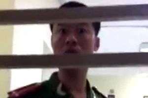 Tạm đình chỉ cán bộ công an bị tố nhổ nước bọt vào người dân