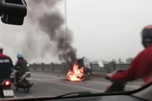 Xe máy bất ngờ bốc cháy ngùn ngụt trên đường
