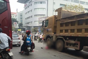 1 phụ nữ bị xe tải cán tử vong ngay trước Bến xe Mỹ Đình