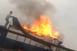 Xe tải chở giày dép bốc cháy ngùn ngụt trên quốc lộ