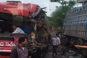 Xe khách tông xe tải, hàng chục hành khách khiếp vía