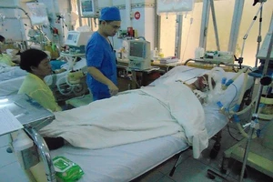 Hơn một tháng sau vụ nổ Văn Phú, nữ nạn nhân vẫn hôn mê sâu