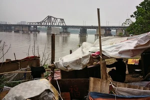 Túp lều 3 m2 của cụ bà 75 tuổi dưới chân cầu Long Biên