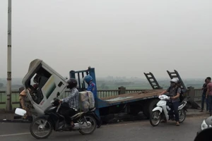 Xe tải húc văng hơn 20 m lan can cầu Vĩnh Tuy, kẹt xe hàng giờ