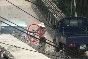 Đuổi việc 2 bảo vệ vụ cầu xây 7 năm chưa xong còn thu phí 'lụi'