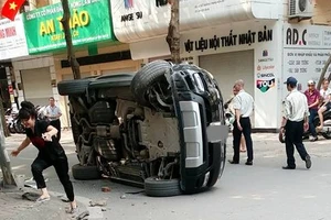 Tông trúng cột điện, Range Rover bạc tỉ 'phơi bụng' giữa đường