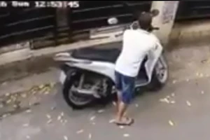 Trộm bẻ khóa, 'cuỗm' xe máy SH trong vòng 10 giây