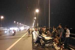 Mở 'triển lãm' xe máy trên cầu Nhật Tân để... chụp ảnh