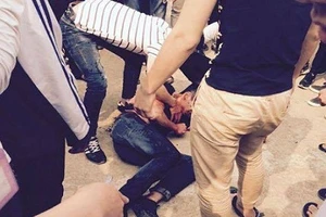 Nam sinh bị bạn đâm tại lớp học đã tử vong