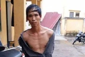 Kẻ bắt cóc táo tợn giằng đứa trẻ ngay trên tay mẹ 