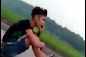 Sốc với thanh niên lái xe máy bằng chân, tay gọi điện thoại