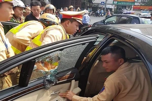 Tài xế xe BMW cảm ơn CSGT đập cửa kính giải cứu