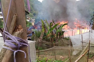 Nhà trưởng thôn bị cháy, cháy luôn cả tiền hộ nghèo