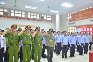 Chùm ảnh: Người bị tạm giam, tạm giữ đi bầu cử