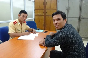 Tước giấy phép tài xế xe tải ngông nghênh chạy ngược chiều 