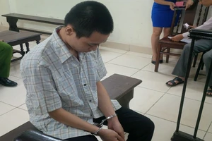 Rút dao đâm nhân tình của mẹ vì không chịu 'chia tay'