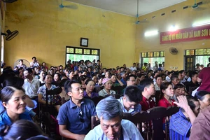 Chủ tịch Nguyễn Đức Chung đối thoại với người dân bãi rác Nam Sơn