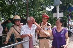 CSGT chốt chặn, kịp thời cứu ông cụ định lao xe vào tàu hỏa