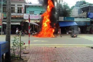 Xe máy bốc cháy ngùn ngụt vì dựng cạnh... hàng cháo