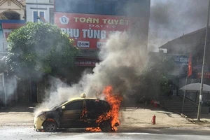 Ô tô đang chạy, bất ngờ bốc cháy trơ khung