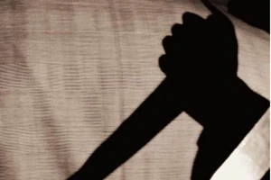 Chồng bị người dân đánh nhập viện vì kề dao vào cổ vợ