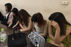 Tạm giữ 20 'chân dài' tống 3 không đội mũ bảo hiểm