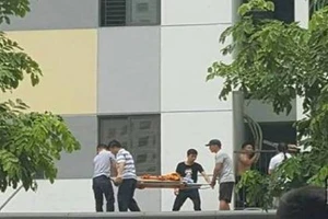 Rơi từ tầng 11 xuống, một bé trai tử vong