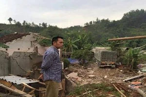 Hai xe chở vôi đâm sập 3 nhà dân ở Cao Bằng