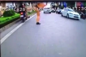 Tạm đình chỉ CSGT giơ chân khiến người vi phạm té ngã