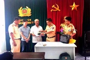 Nhặt được hơn 40 triệu, CSGT trả lại cho người dân