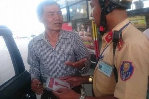 CSGT Hà Nội ra quân xử phạt xe gắn phù hiệu Bộ Công an