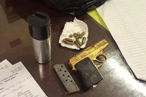 Kiểm tra mũ bảo hiểm, lòi ra... khẩu súng ngắn mạ vàng