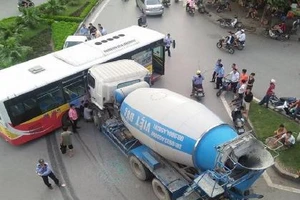Xe trộn bê tông đâm ngang xe buýt, hàng chục hành khách khiếp vía