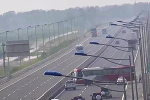 Quay đầu xe khách 47 chỗ trên cao tốc vì... nhầm đường