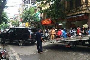 Hò nhau nâng đầu ô tô để cứu cô gái bị cuốn dưới gầm