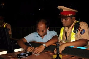 CSGT Hà Nội được trang bị dụng cụ hỗ trợ nhập từ Hong Kong