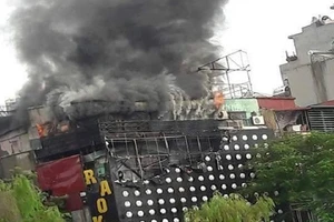 Cháy ngùn ngụt tại quán karaoke ở Hà Nội