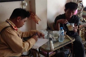 Sau 7 ngày lang bạt, 1 phu vàng được CSGT cứu giúp