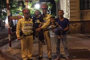 Thêm một bé trai đi lạc ở Hồ Gươm được CSGT chăm sóc chu đáo