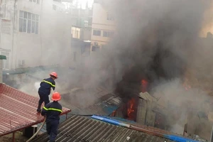 Cháy khủng khiếp tại lán trọ công nhân