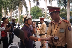 Xử phạt nồng độ cồn: Say khướt vẫn đi đón con