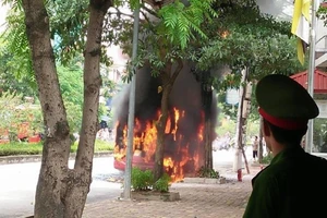 Xe buýt đang chạy, bất ngờ nổ rồi bốc cháy ngùn ngụt