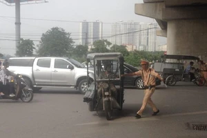 Chở hơn 30 ống thép, tài xế xe ba gác quay đầu bỏ trốn