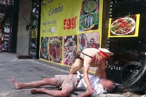 'Quá chén' với bạn, cụ ông gục ngã xuống đường