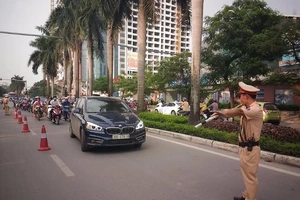 CSGT làm gì khi tài xế chống đối, đóng cửa bỏ đi?