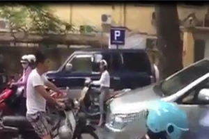 Tài xế xe máy bắt lái xe ô tô xin lỗi vì... đi sai làn