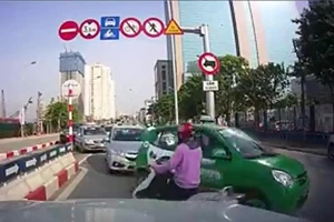 Phạt các tài xế ô tô 'rồng rắn' đi ngược chiều trên cầu