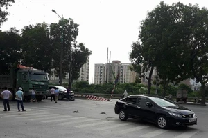 Bị cuốn vào gầm xe, 2 thanh niên thoát chết kỳ diệu